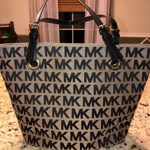 Michael Kors traditional MK design tote bag/wallet